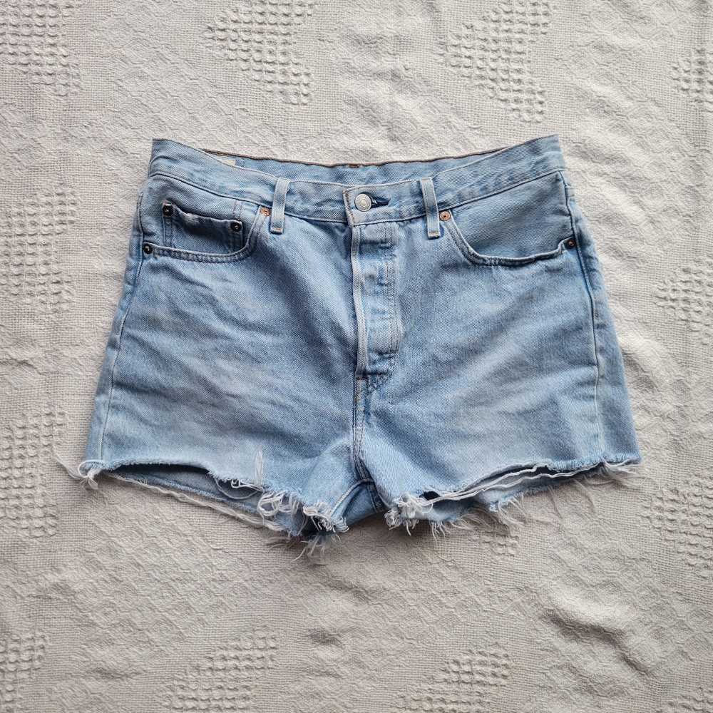 Levi's 501 Cut-Off Casual Summer Denim Jean, Light Wash